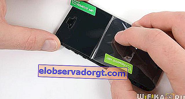 Klistermärke av en skyddande film på en smartphone utan bubblor
